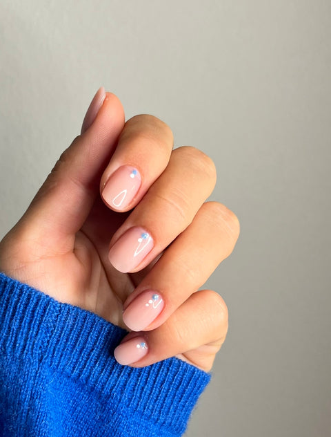 hand-with-rosa-nails